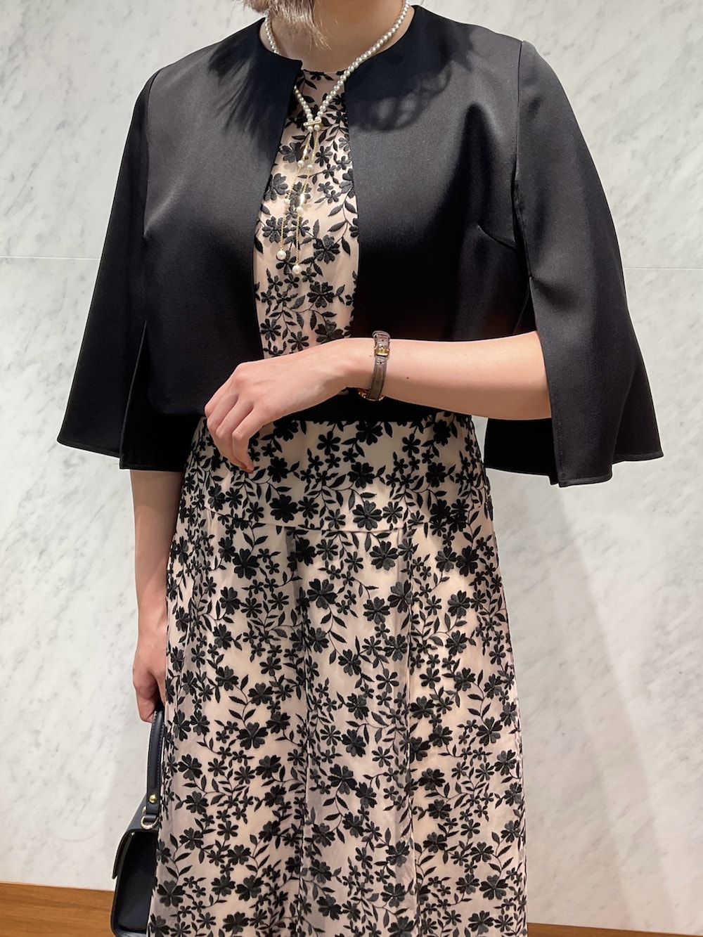 「ワンピース、結婚式、エレガント、二次会コーデ、お呼ばれコーデ、結婚式 ワンピース、ボレロ、結婚式コーデ、お呼ばれドレス、アナイ(ANAYI)」｜「ANAYIのコンビミニハンドバッグ（トートバッグ、ブルー系）」を使った、Yamazawa.aさん（レディース・167cm）の冬コーディネートの4枚目の写真