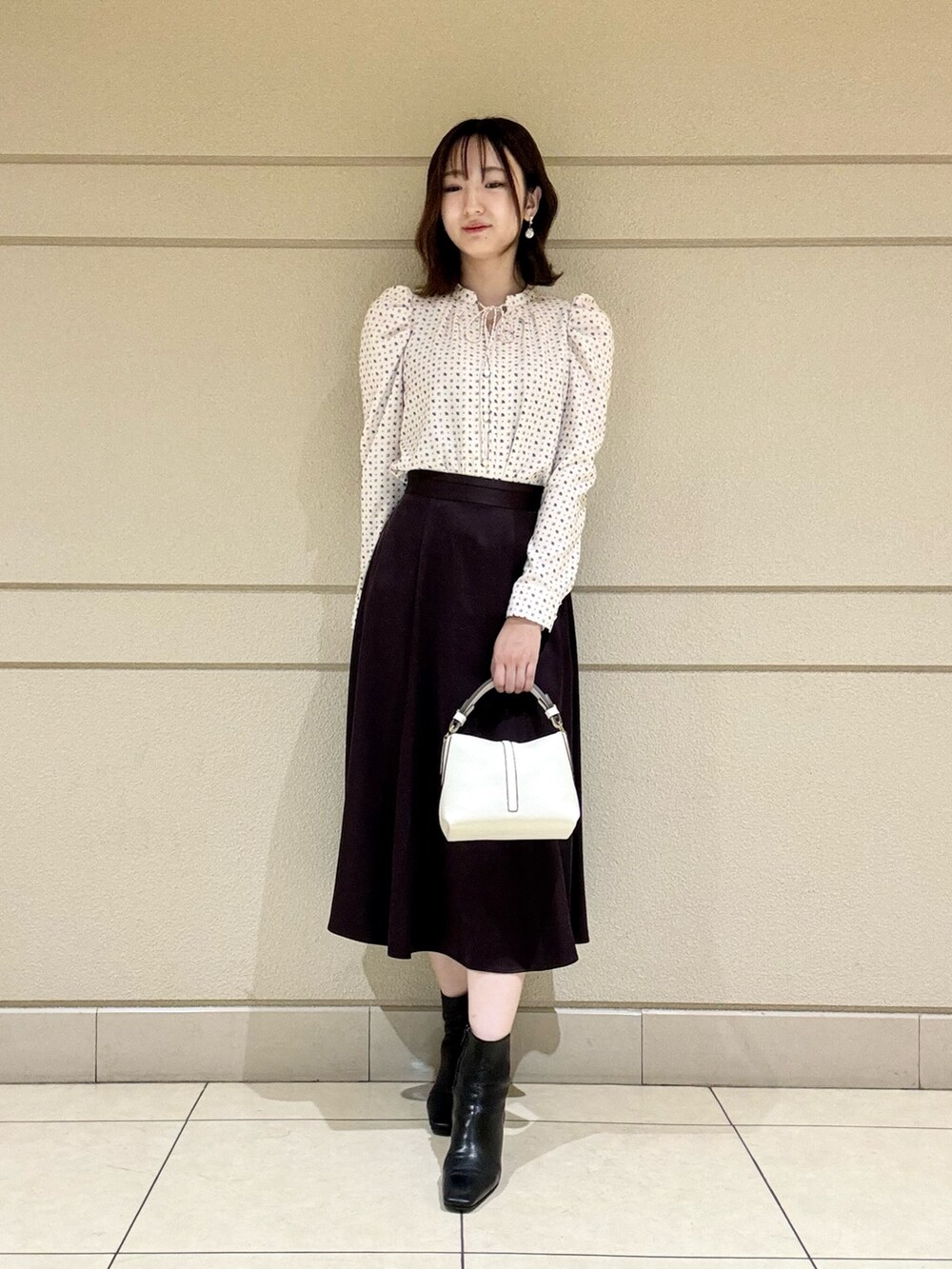 ベージュ系のシャツ/ブラウス、ホワイト系のショルダーバッグ、ホワイト系のその他アウターを着用したレディースの冬コーディネートの5枚目の写真