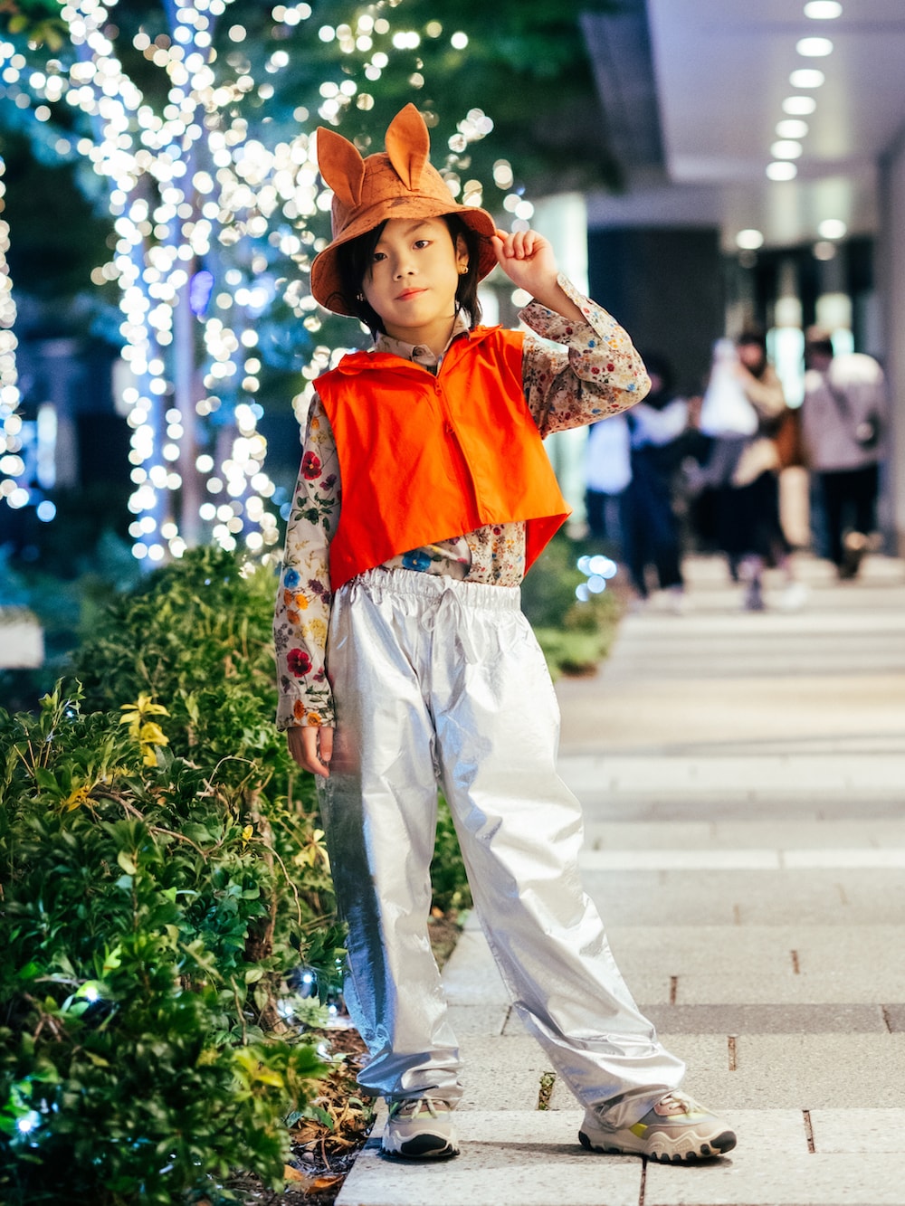 シルバー系のその他パンツ、その他のスニーカー、その他のシャツ/ブラウスを着用したキッズの冬コーディネートの3枚目の写真