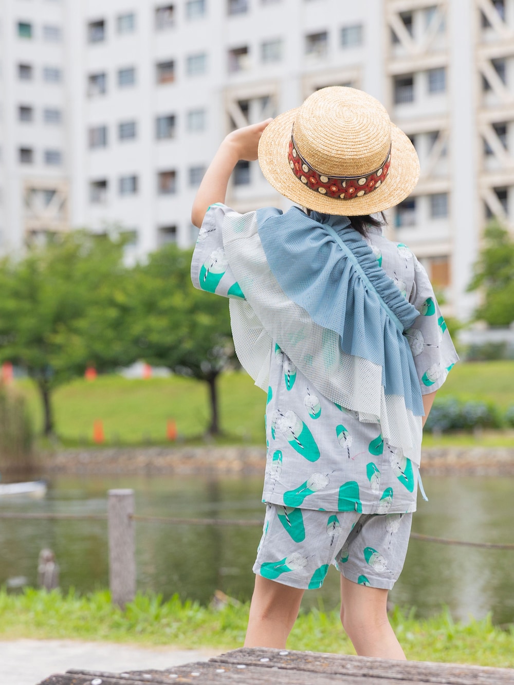 ブルー系のサンダル、ベージュ系の帽子、ブルー系の付け襟を着用したキッズの夏コーディネートの5枚目の写真