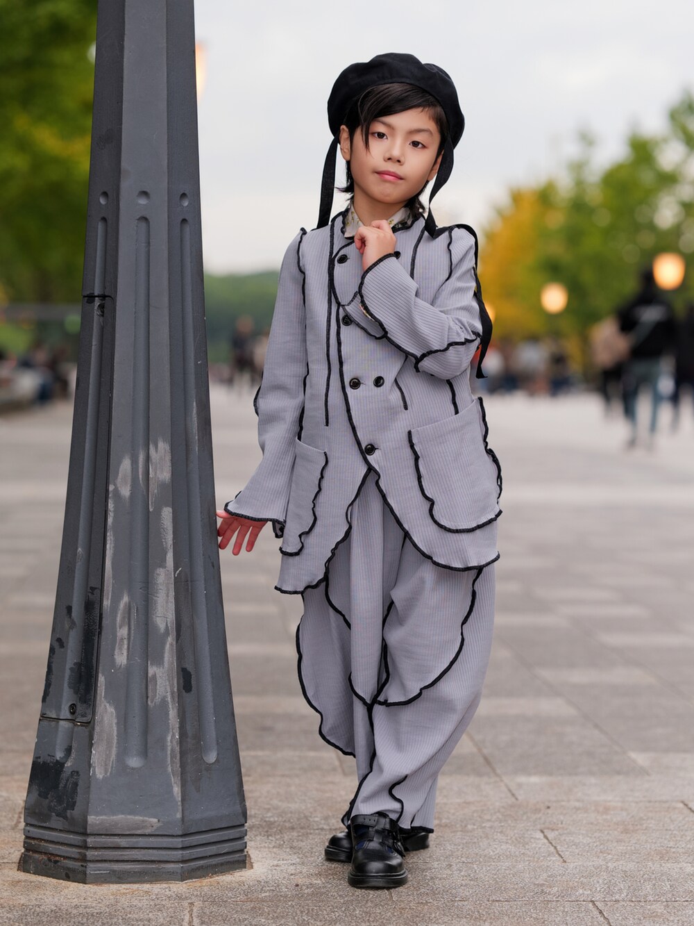 グレー系のジャケット/アウター、グレー系のその他パンツ、ブラック系のローファーを着用したキッズの冬コーディネートの2枚目の写真