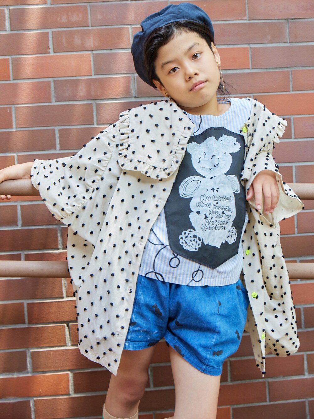 ベージュ系のその他アウター、ブルー系のTシャツ/カットソー、ブルー系のその他パンツを着用したキッズの夏コーディネートの5枚目の写真