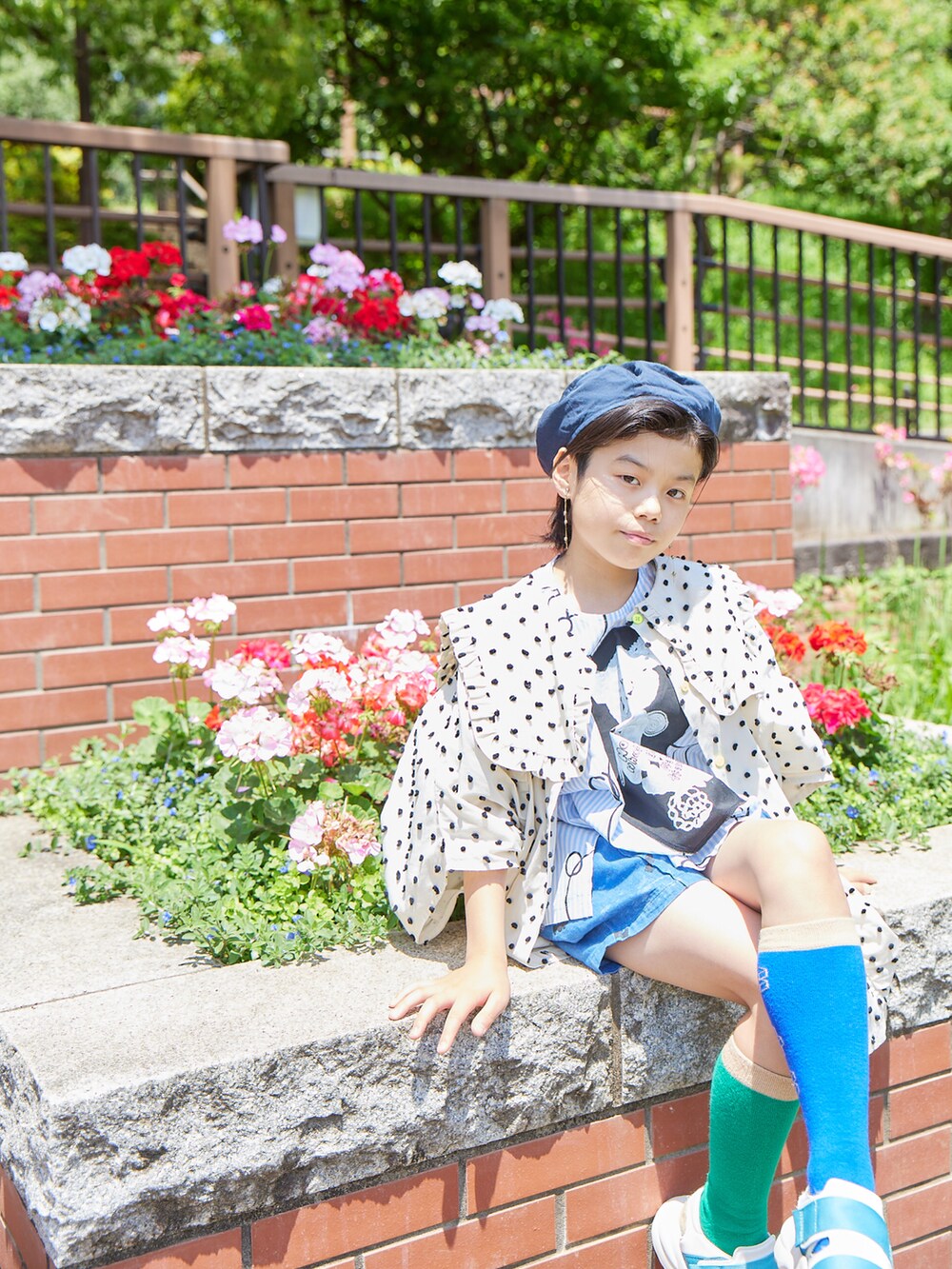 ベージュ系のその他アウター、ブルー系のTシャツ/カットソー、ブルー系のその他パンツを着用したキッズの夏コーディネートの4枚目の写真