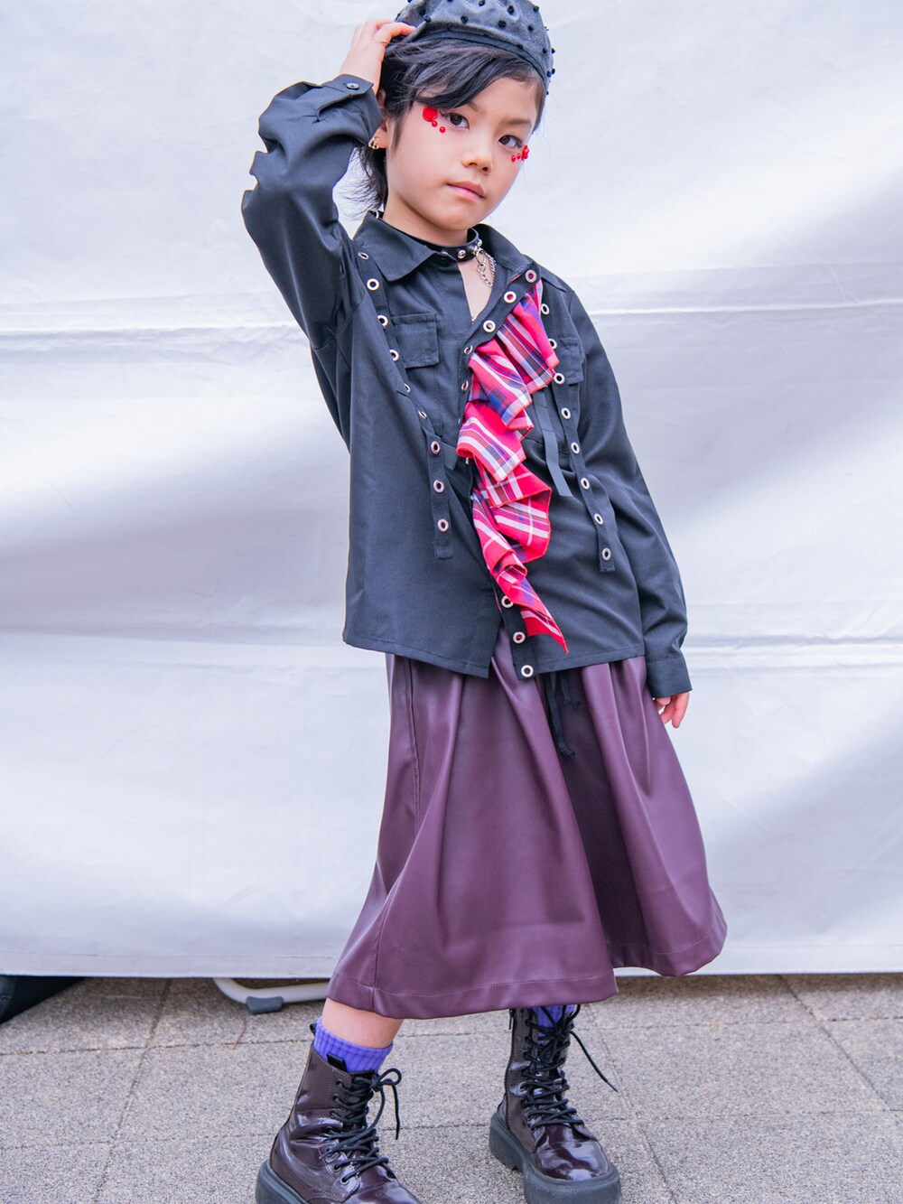 パープル系のその他パンツ、パープル系のブーツ、ブラック系のシャツ/ブラウスを着用したキッズの夏コーディネートの3枚目の写真