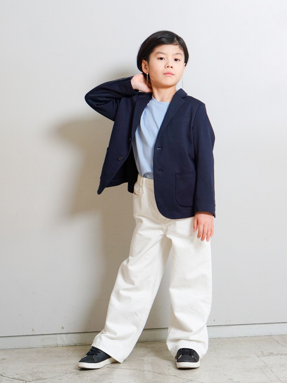 ブルー系のジャケット/アウター、ブルー系のTシャツ/カットソー、ホワイト系のパンツを着用したキッズの春コーディネートの4枚目の写真