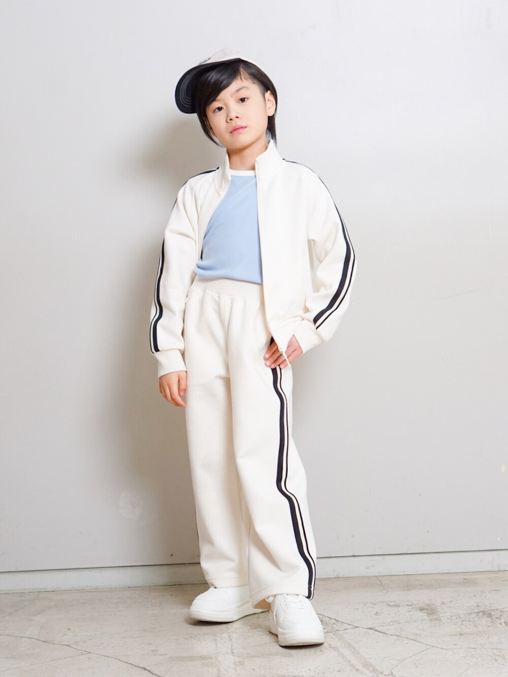 ホワイト系のその他トップス、ブルー系のTシャツ/カットソー、ホワイト系のスウェットパンツを着用したキッズの春コーディネートの2枚目の写真