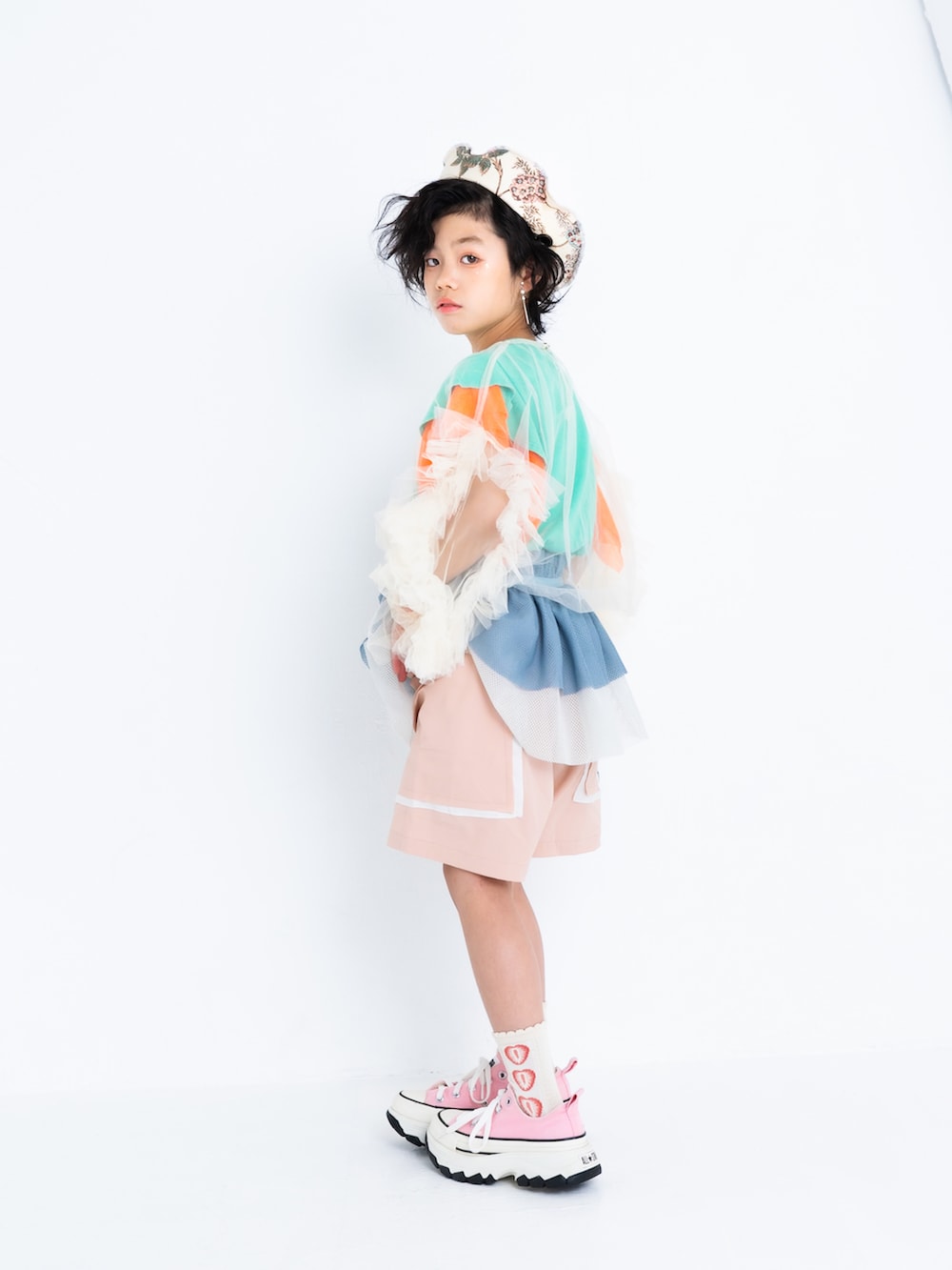 グリーン系のTシャツ/カットソー、ベージュ系のその他トップス、ピンク系のその他パンツを着用したキッズの夏コーディネートの5枚目の写真