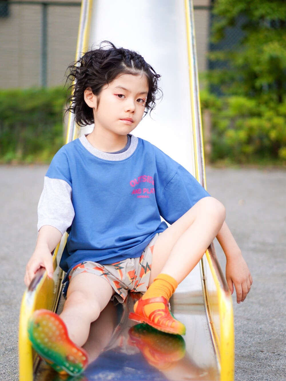 ブルー系のTシャツ/カットソー、グレー系のその他パンツ、その他のサンダルを着用したキッズの夏コーディネートの2枚目の写真