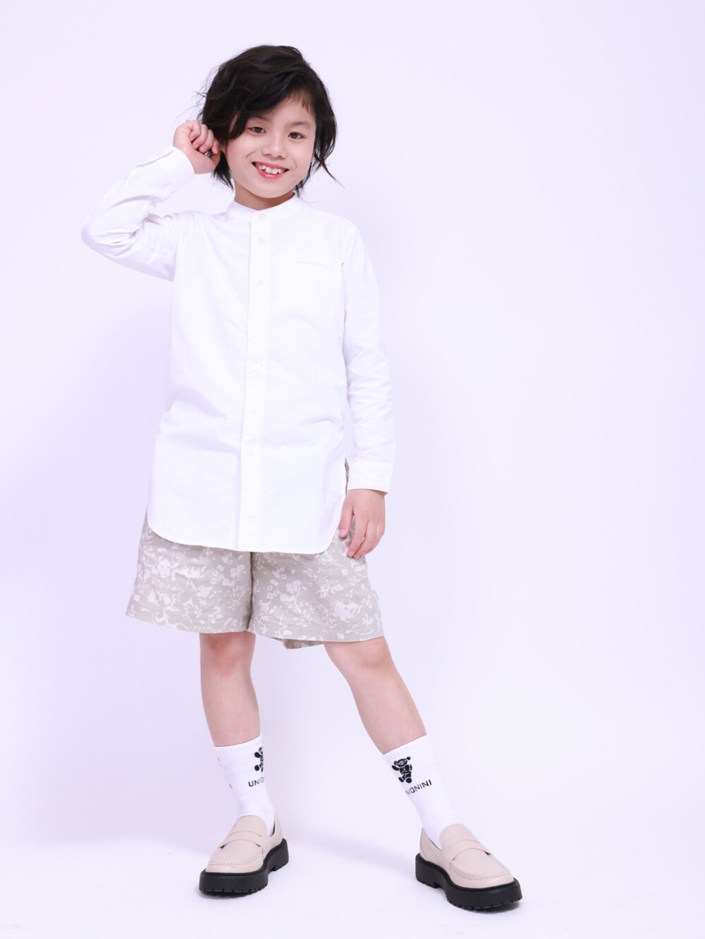 ホワイト系のシャツ/ブラウス、グレー系のその他パンツ、ベージュ系のパンプスを着用したキッズの夏コーディネートの2枚目の写真