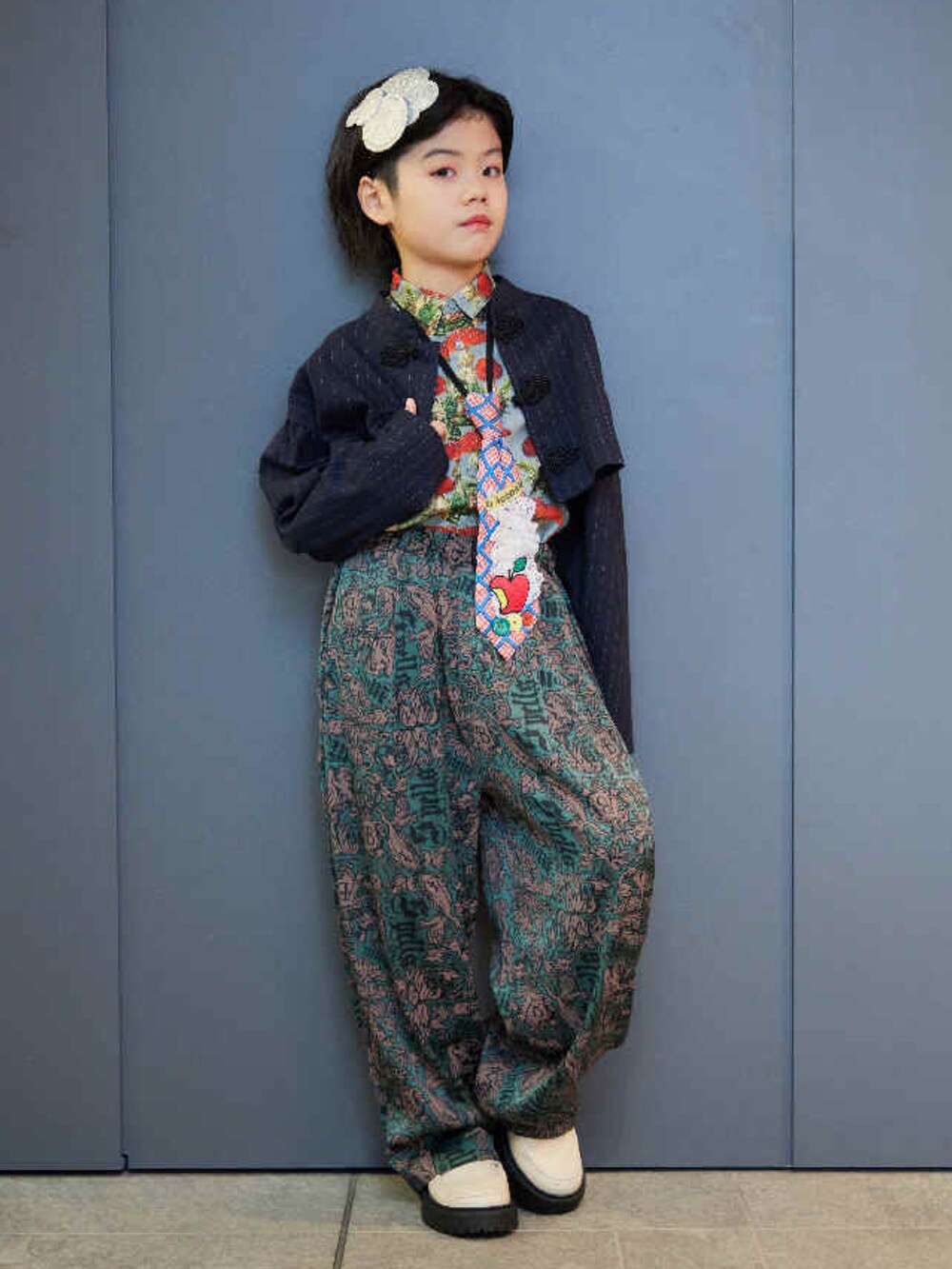 グリーン系のその他パンツ、ブルー系のジャケット/アウター、ベージュ系のローファーを着用したキッズの冬コーディネートの2枚目の写真