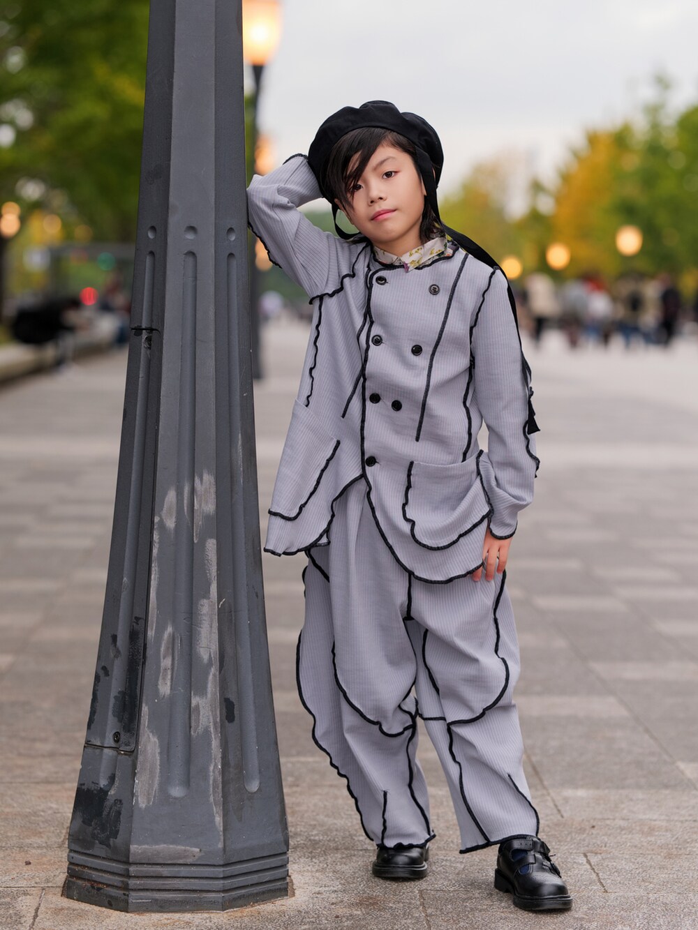 グレー系のジャケット/アウター、グレー系のその他パンツ、ブラック系のローファーを着用したキッズの冬コーディネートの4枚目の写真