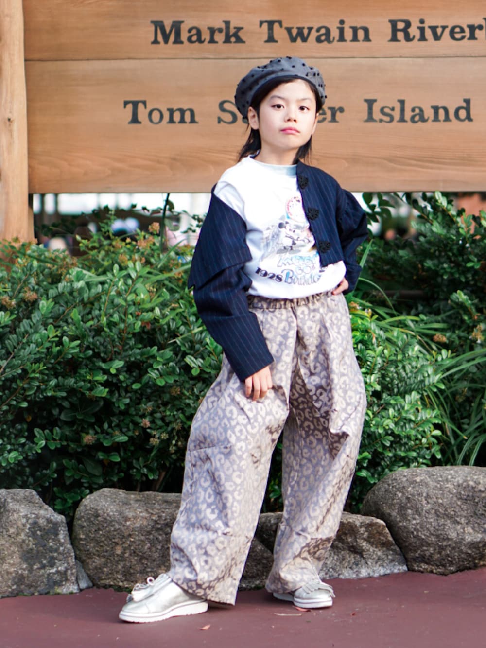 ブルー系のその他アウター、シルバー系のその他パンツ、ホワイト系のTシャツ/カットソーを着用したキッズの秋コーディネートの5枚目の写真
