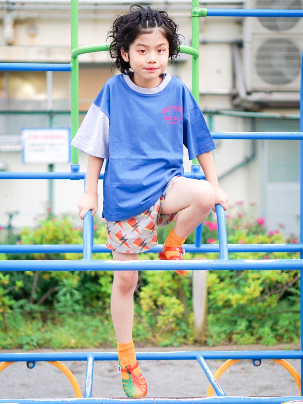 ブルー系のTシャツ/カットソー、グレー系のその他パンツ、その他のサンダルを着用したキッズの夏コーディネートの4枚目の写真