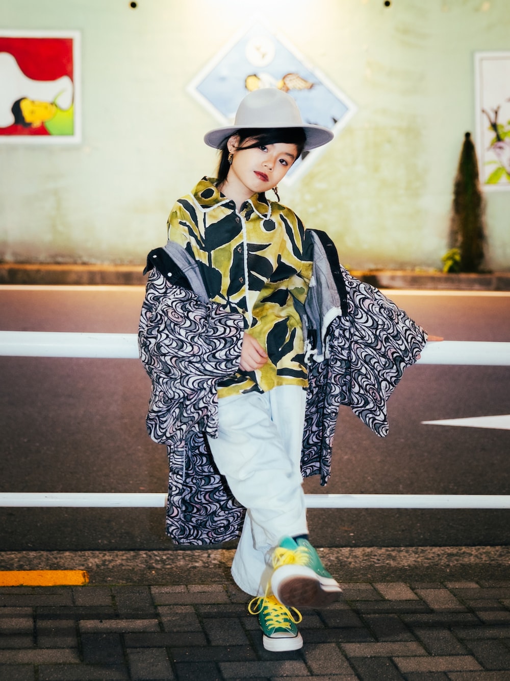 イエロー系のシャツ/ブラウス、ブルー系のデニムジャケット、ブルー系のデニムパンツを着用したキッズの冬コーディネートの4枚目の写真