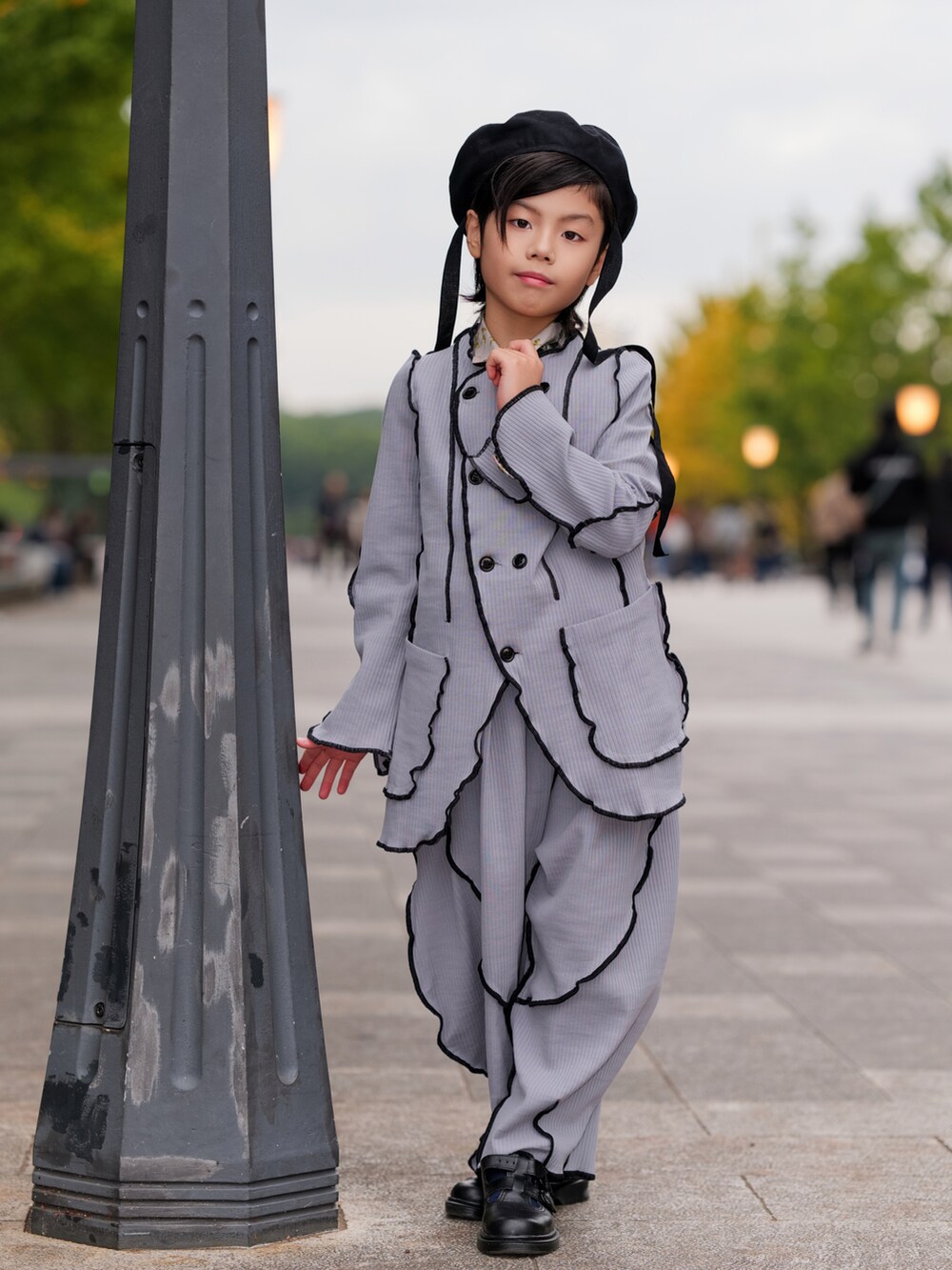 グレー系のその他パンツ、グレー系のジャケット/アウター、ブラック系のローファーを着用したキッズの冬コーディネートの4枚目の写真