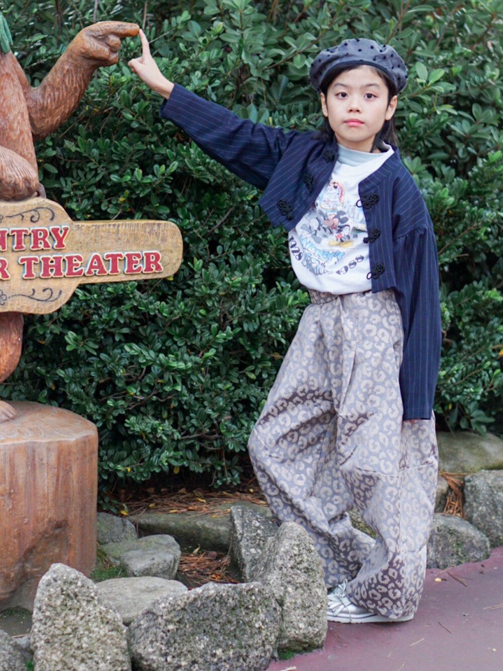 ブルー系のその他アウター、シルバー系のその他パンツ、ホワイト系のTシャツ/カットソーを着用したキッズの秋コーディネートの3枚目の写真