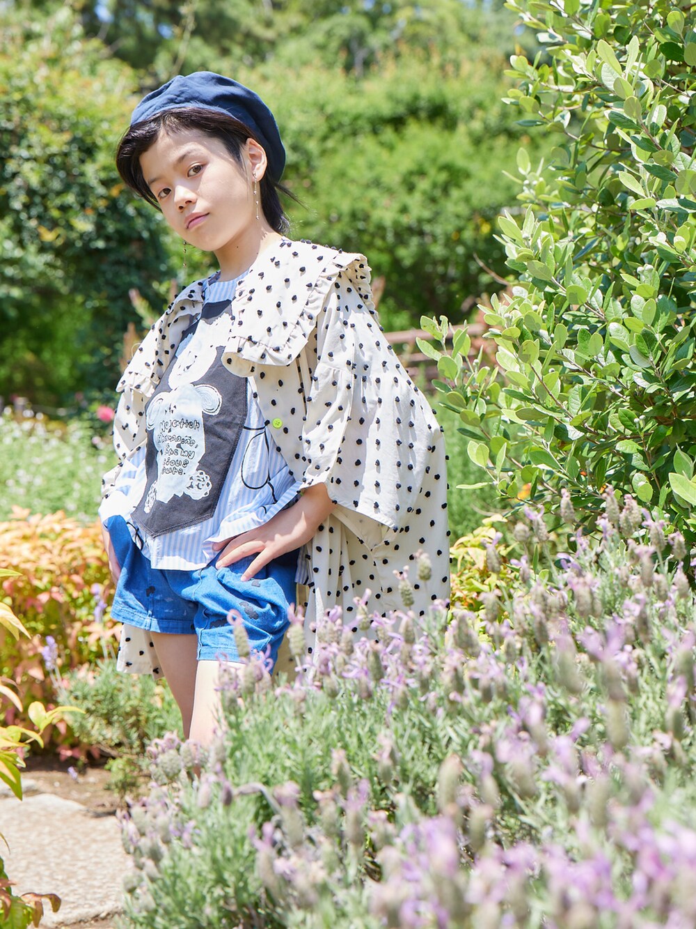 ベージュ系のその他アウター、ブルー系のTシャツ/カットソー、ブルー系のその他パンツを着用したキッズの夏コーディネートの3枚目の写真