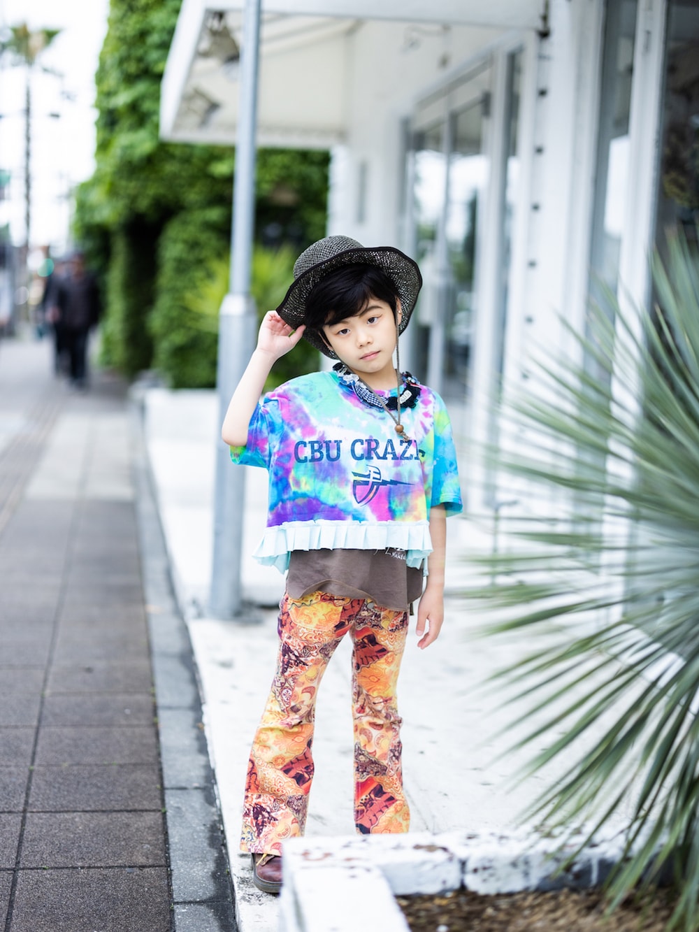 その他のTシャツ/カットソー、ブラウン系のブーツ、ブラウン系のタンクトップを着用したキッズの夏コーディネートの2枚目の写真