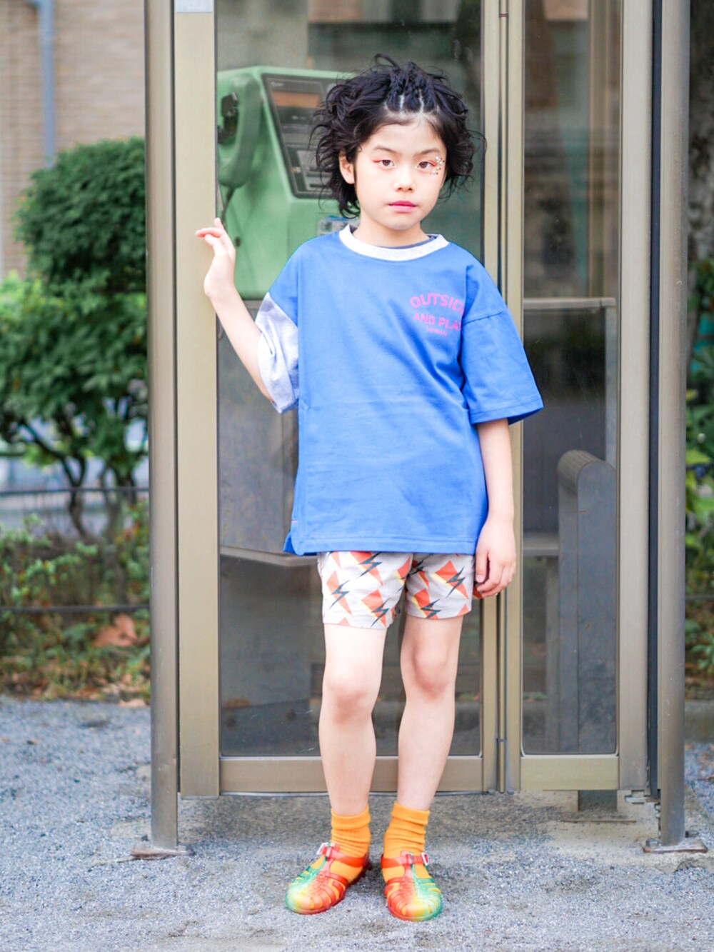 ブルー系のTシャツ/カットソー、グレー系のその他パンツ、その他のサンダルを着用したキッズの夏コーディネートの5枚目の写真