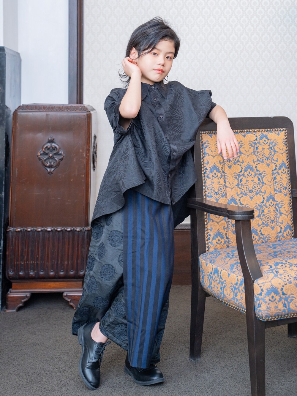その他のパンツ、ブラック系のシャツ/ブラウス、ブラック系のシューズを着用したキッズの春コーディネートの5枚目の写真
