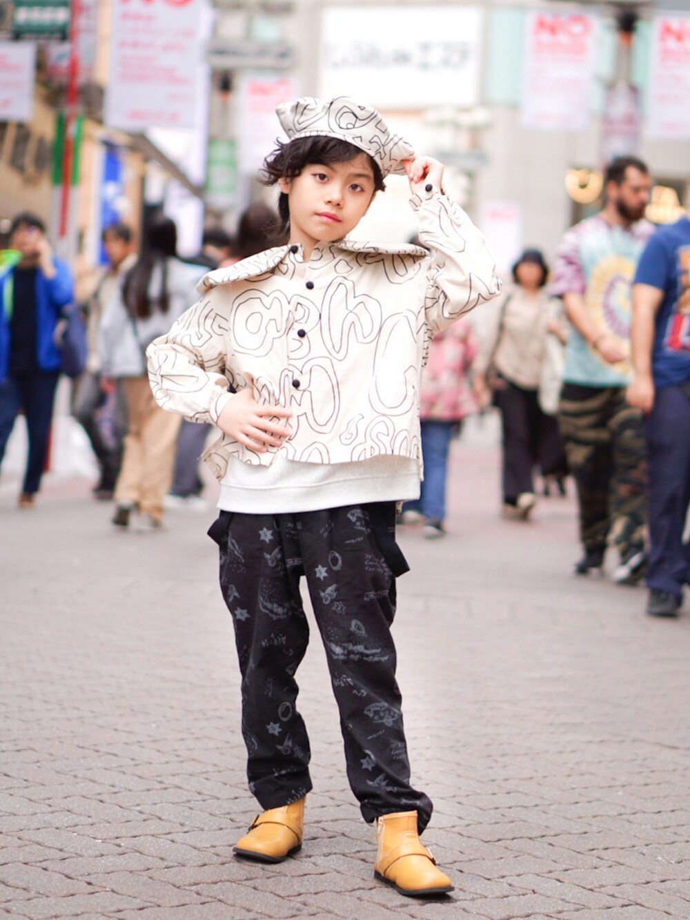 ブラック系のその他パンツ、ベージュ系のシャツ/ブラウス、ベージュ系のハンチング/ベレー帽を着用したキッズの秋コーディネートの2枚目の写真
