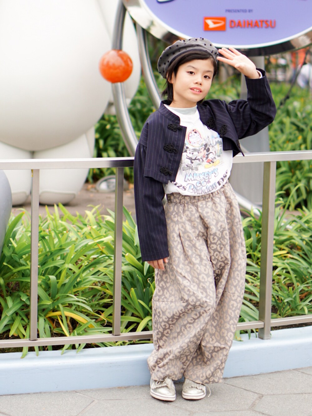 ブルー系のその他アウター、シルバー系のその他パンツ、ホワイト系のTシャツ/カットソーを着用したキッズの秋コーディネートの2枚目の写真