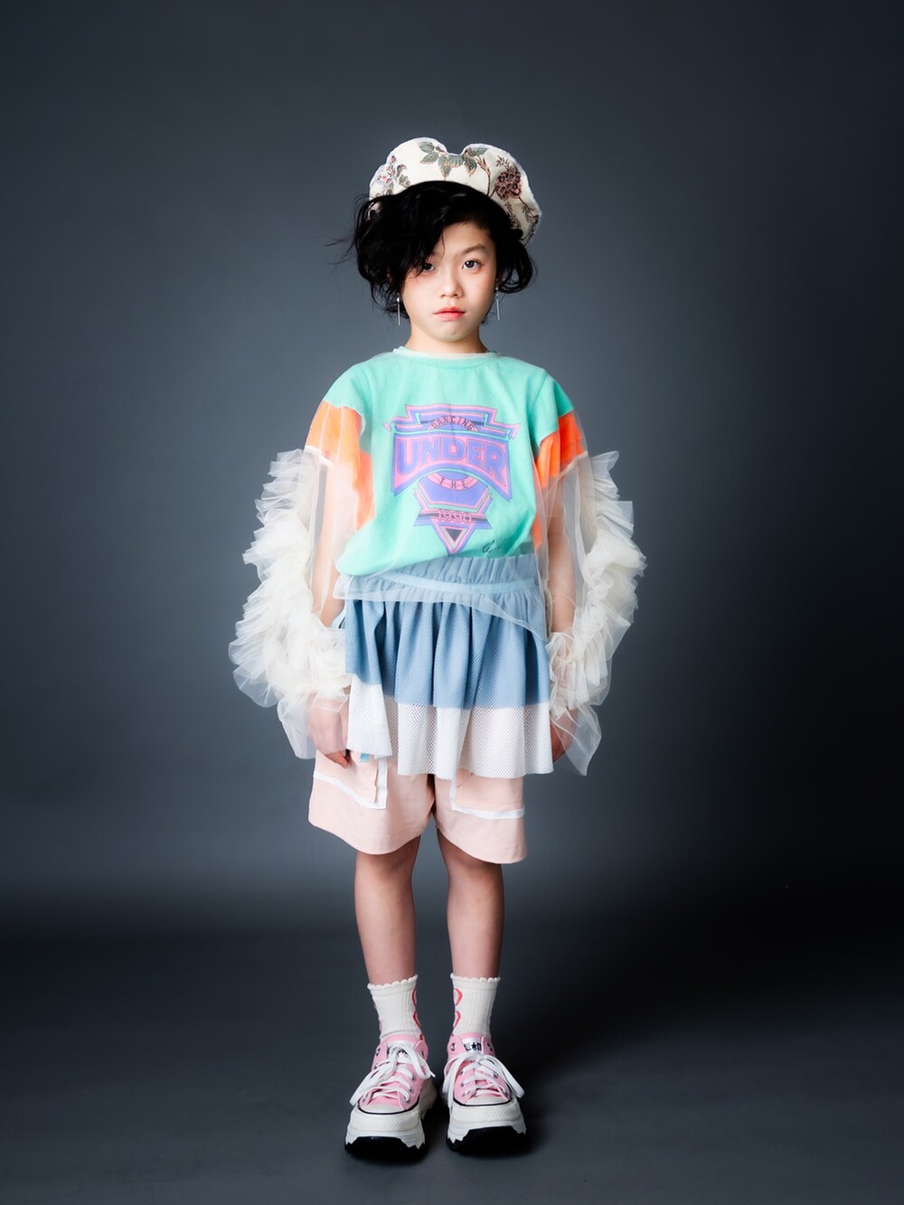 グリーン系のTシャツ/カットソー、ベージュ系のその他トップス、ピンク系のその他パンツを着用したキッズの夏コーディネートの2枚目の写真