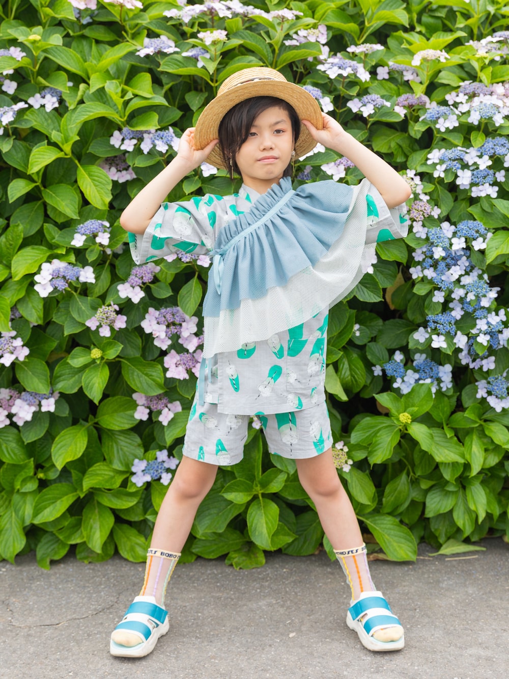 ブルー系のサンダル、ベージュ系の帽子、ブルー系の付け襟を着用したキッズの夏コーディネートの2枚目の写真