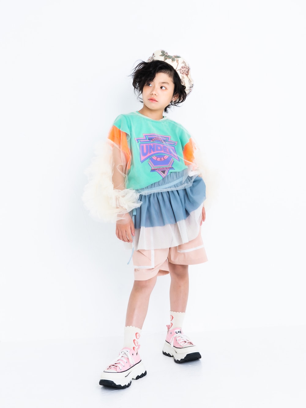 グリーン系のTシャツ/カットソー、ベージュ系のその他トップス、ピンク系のその他パンツを着用したキッズの夏コーディネートの3枚目の写真