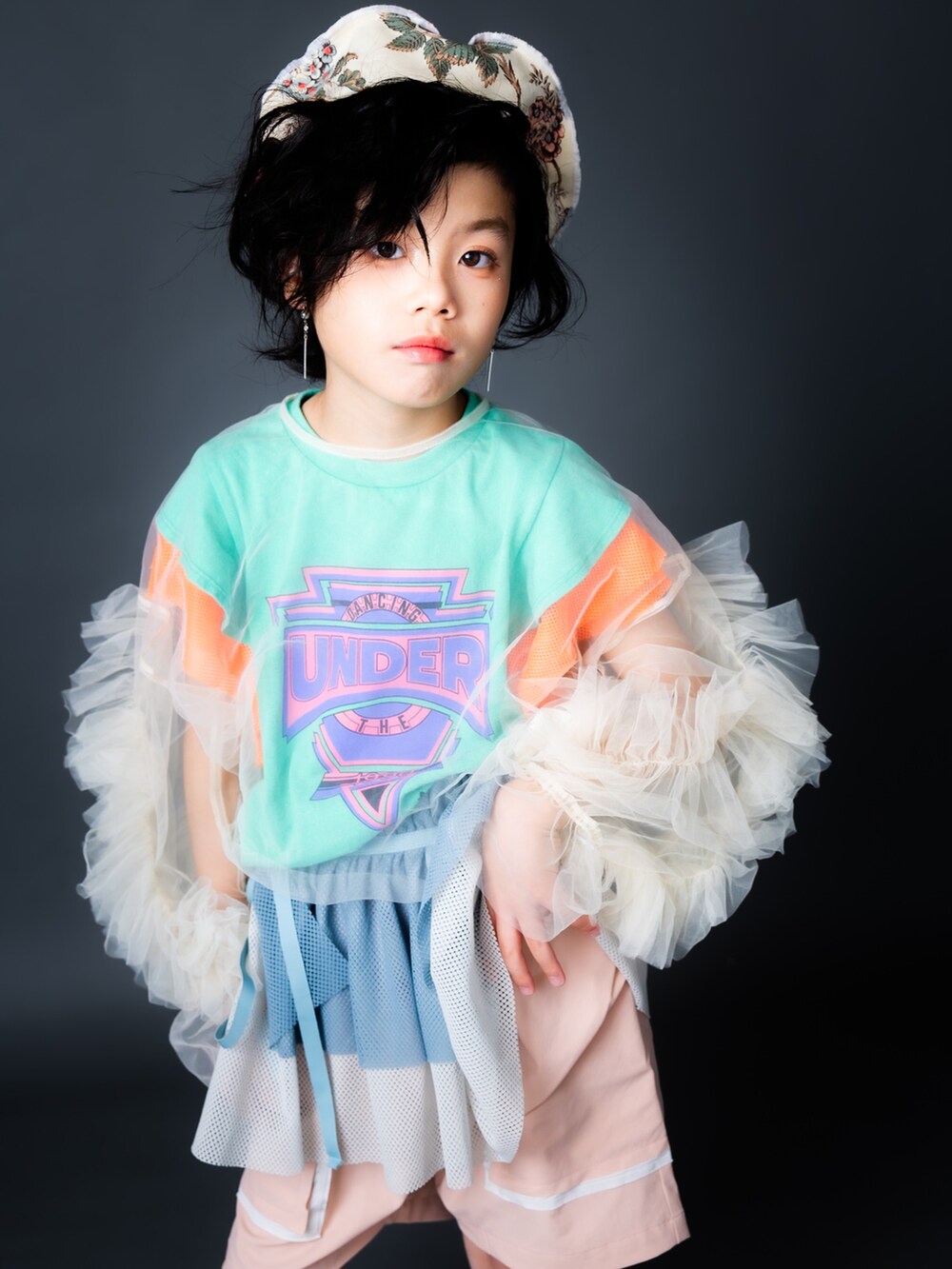 グリーン系のTシャツ/カットソー、ベージュ系のその他トップス、ピンク系のその他パンツを着用したキッズの夏コーディネートの4枚目の写真