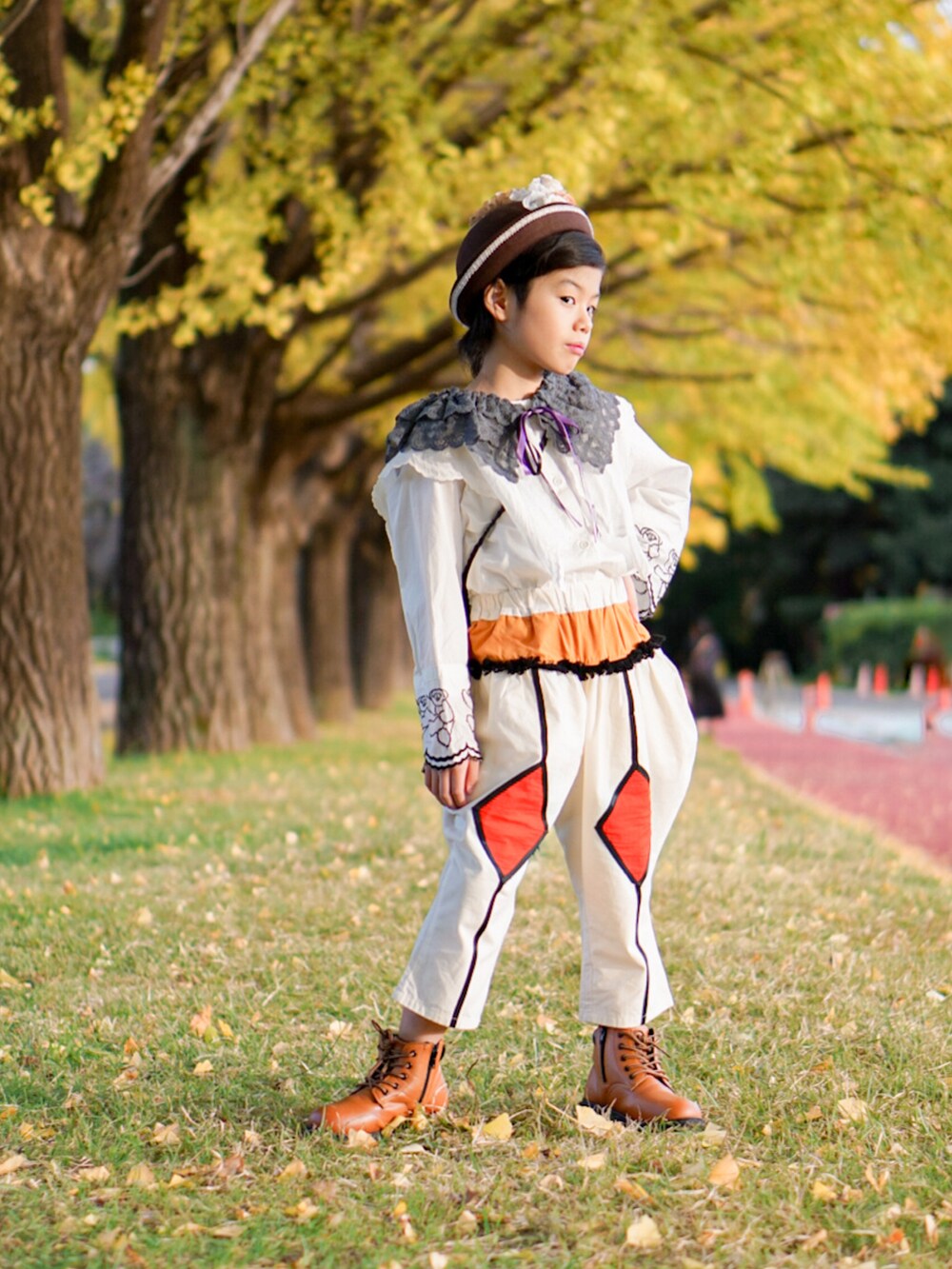 ホワイト系のシャツ/ブラウス、その他のその他パンツ、ブラウン系のブーツを着用したキッズの秋コーディネートの5枚目の写真