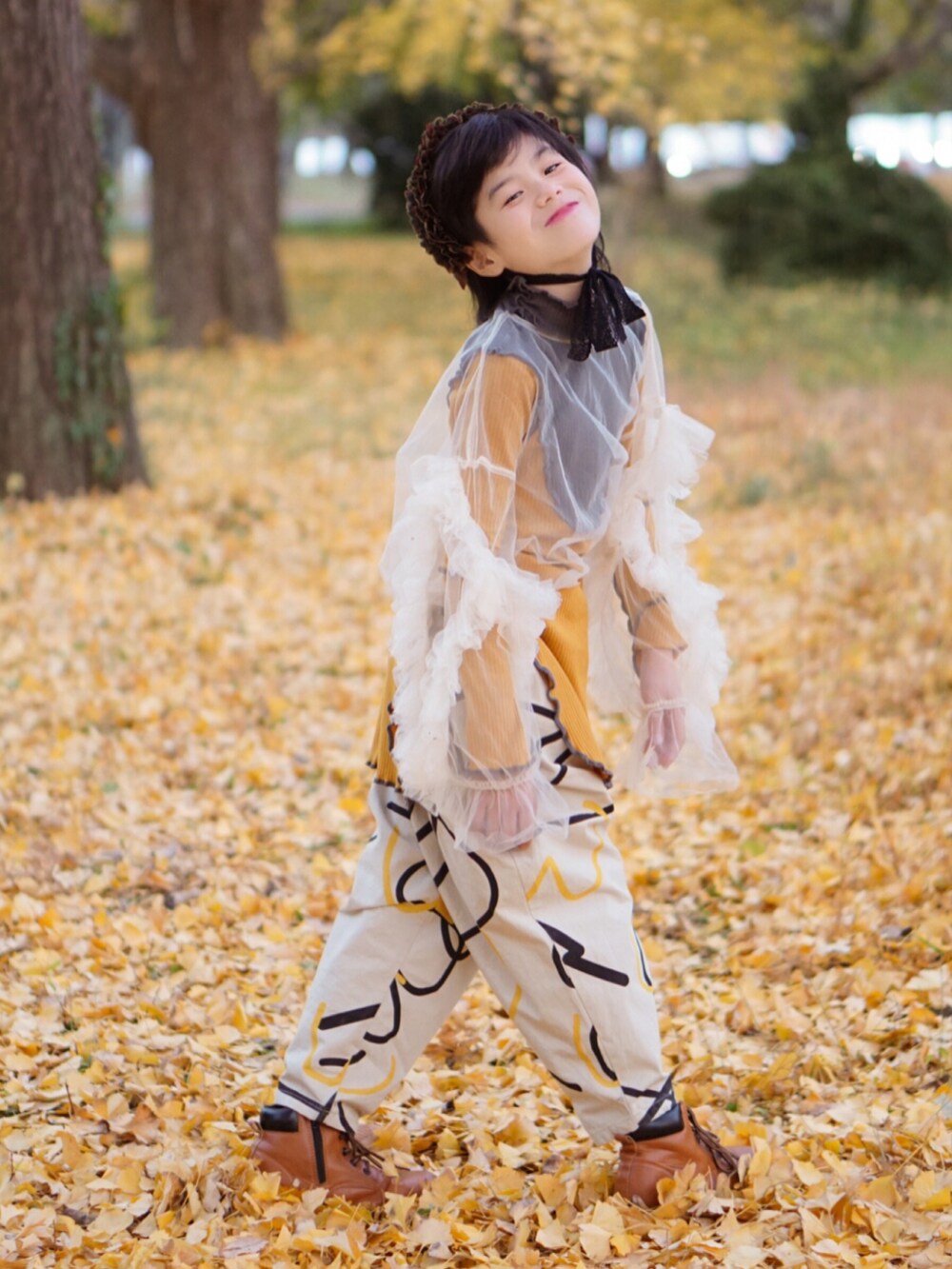 イエロー系のその他トップス、その他のその他トップス、ベージュ系のその他パンツを着用したキッズの冬コーディネートの5枚目の写真