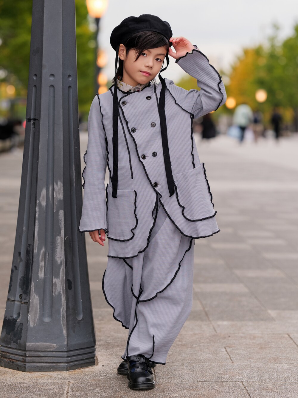 グレー系のその他パンツ、グレー系のジャケット/アウター、ブラック系のローファーを着用したキッズの冬コーディネートの2枚目の写真