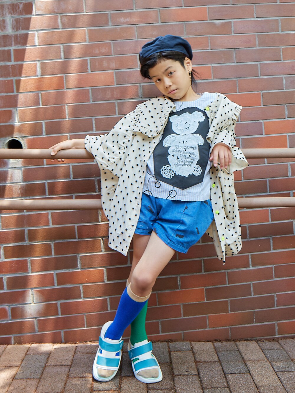ベージュ系のその他アウター、ブルー系のTシャツ/カットソー、ブルー系のその他パンツを着用したキッズの夏コーディネートの2枚目の写真