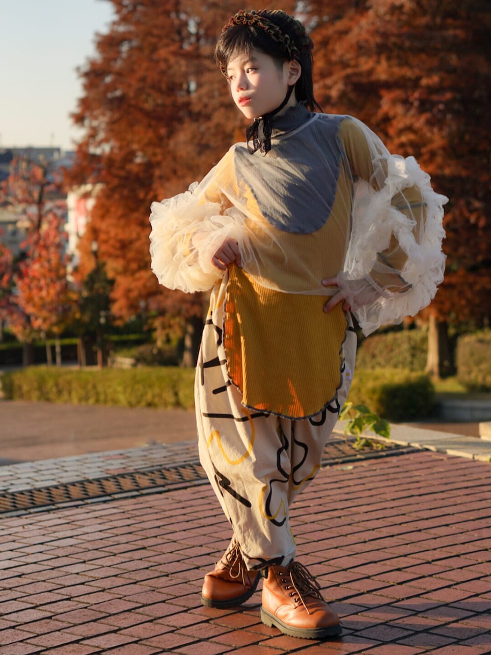 イエロー系のその他トップス、その他のその他トップス、ベージュ系のその他パンツを着用したキッズの冬コーディネートの2枚目の写真