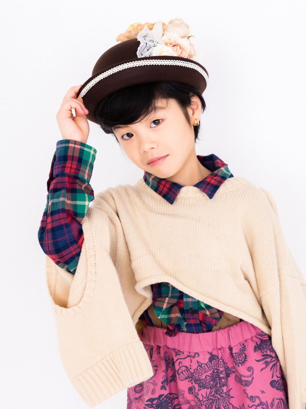 ベージュ系のニット/セーター、ピンク系のパンツ、ブラック系のローファーを着用したキッズの冬コーディネートの5枚目の写真