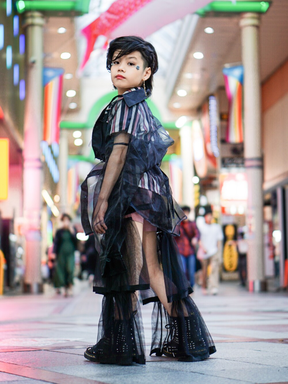 その他のシャツ/ブラウス、ブラック系のシャツ/ブラウス、ピンク系のその他パンツを着用したキッズの春コーディネートの3枚目の写真