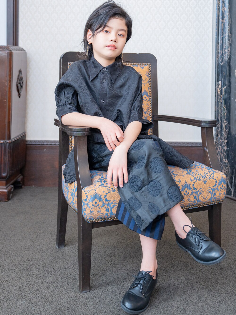 その他のパンツ、ブラック系のシャツ/ブラウス、ブラック系のシューズを着用したキッズの春コーディネートの4枚目の写真