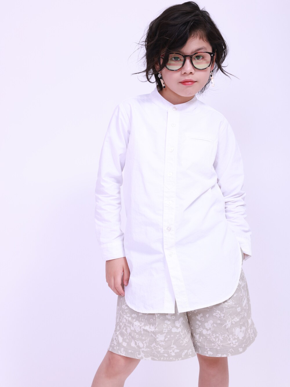 ホワイト系のシャツ/ブラウス、グレー系のその他パンツ、ベージュ系のパンプスを着用したキッズの夏コーディネートの4枚目の写真