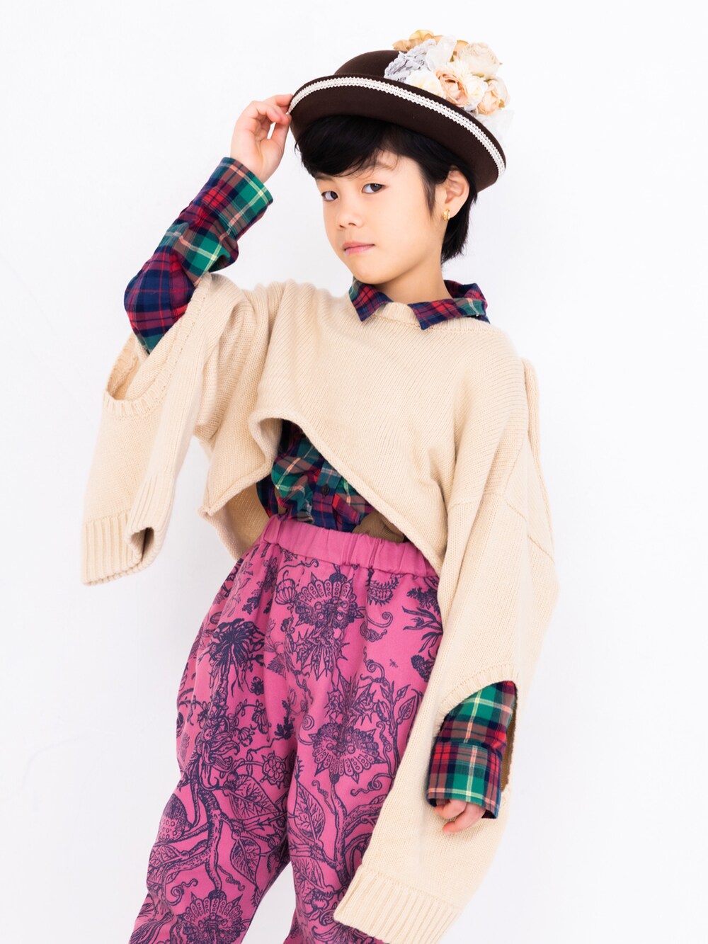 ベージュ系のニット/セーター、ピンク系のパンツ、ブラック系のローファーを着用したキッズの冬コーディネートの2枚目の写真