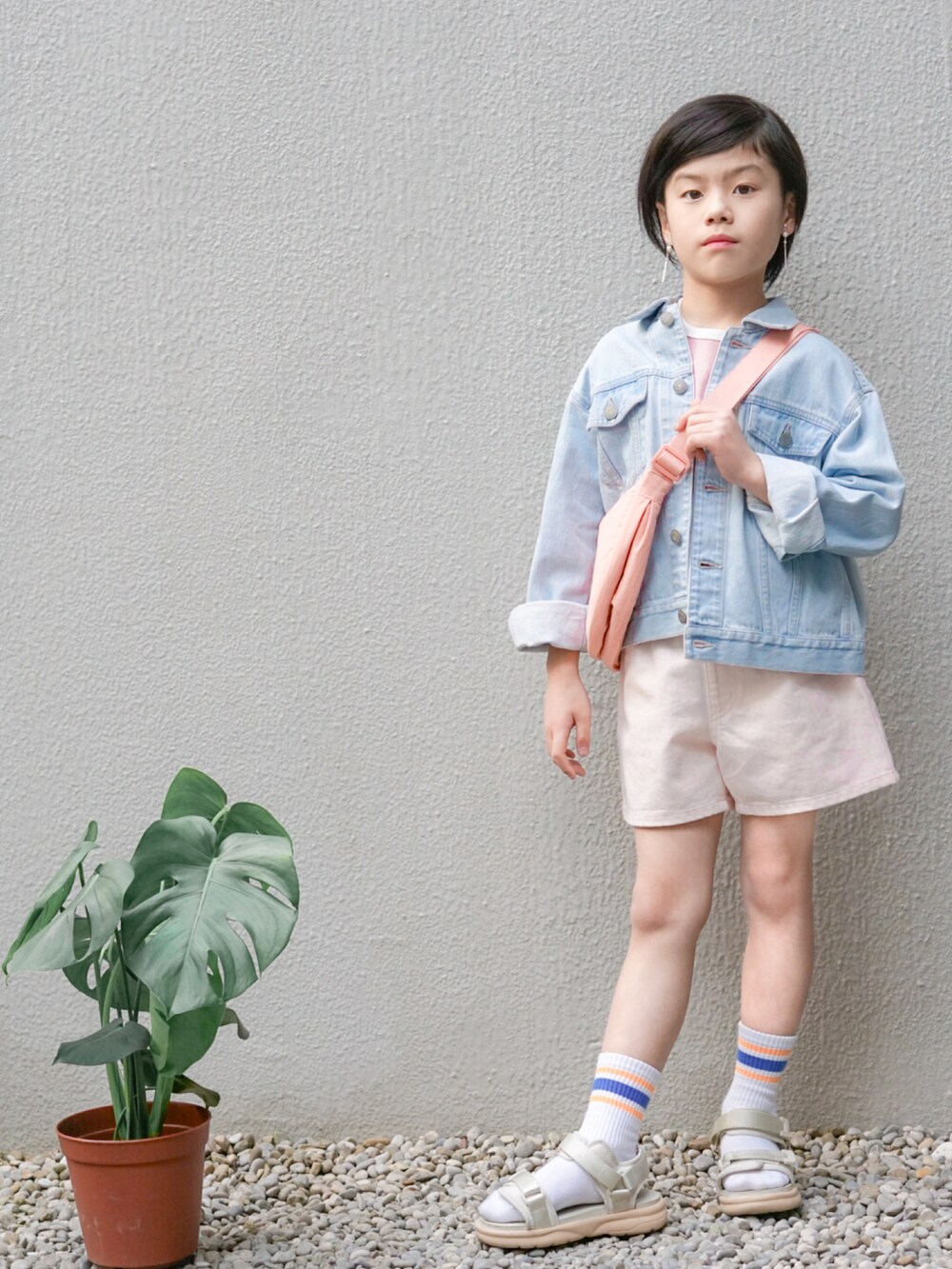 ブルー系のデニムジャケット、ピンク系のTシャツ/カットソー、ピンク系のショルダーバッグを着用したキッズの春コーディネートの2枚目の写真