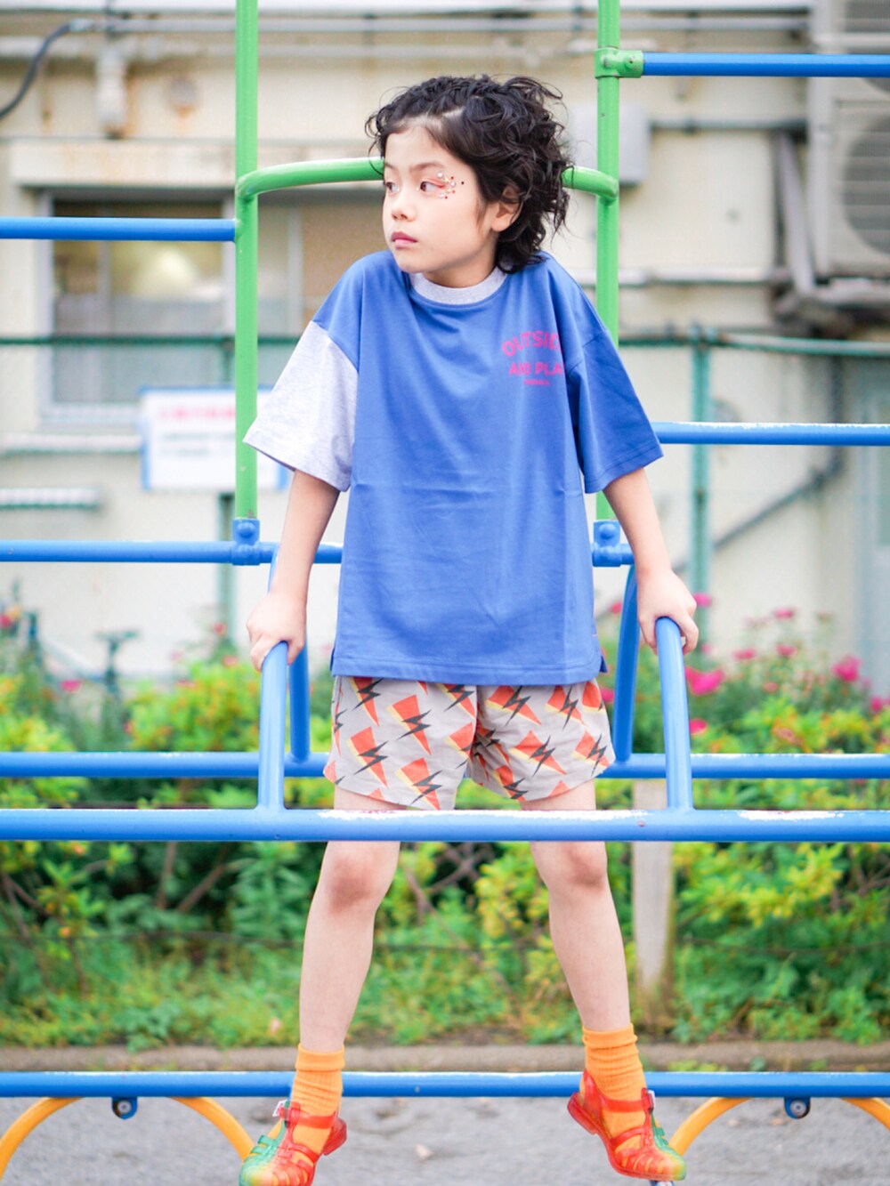 ブルー系のTシャツ/カットソー、グレー系のその他パンツ、その他のサンダルを着用したキッズの夏コーディネートの3枚目の写真