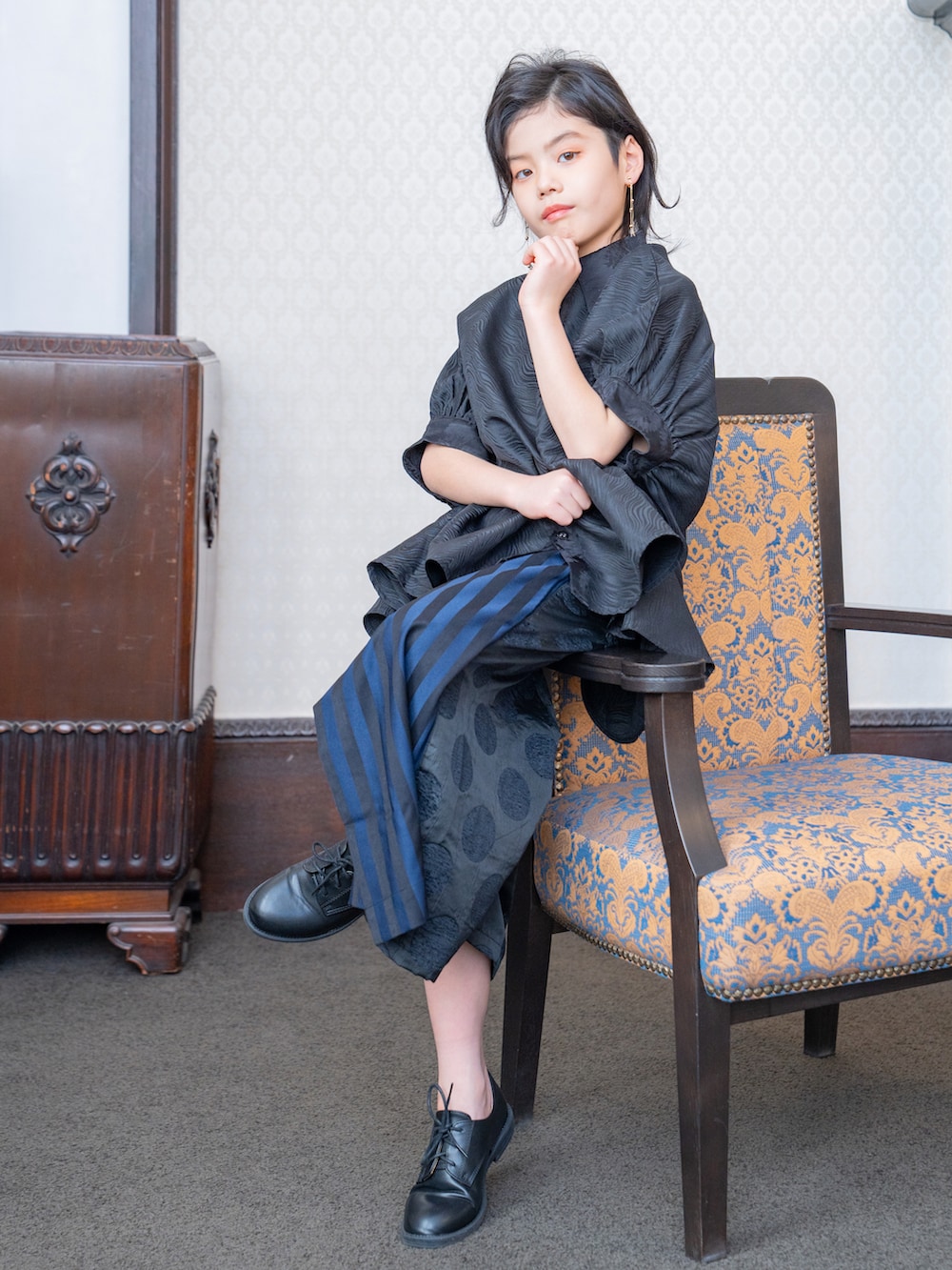 その他のパンツ、ブラック系のシャツ/ブラウス、ブラック系のシューズを着用したキッズの春コーディネートの2枚目の写真