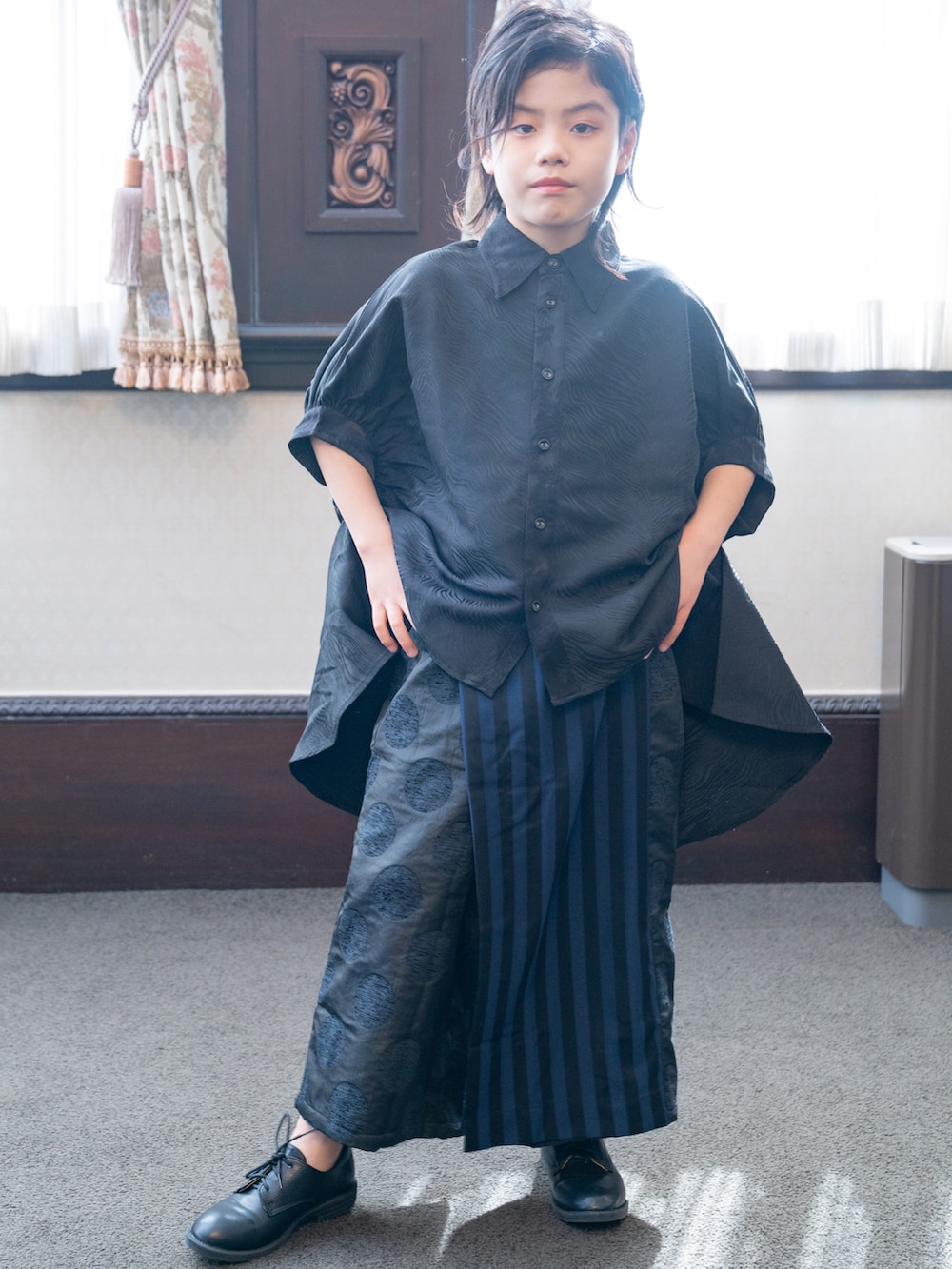 その他のパンツ、ブラック系のシャツ/ブラウス、ブラック系のシューズを着用したキッズの春コーディネートの3枚目の写真
