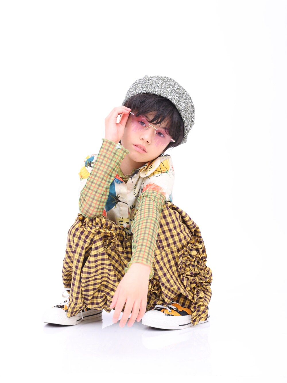ベージュ系のシャツ/ブラウス、イエロー系のその他パンツ、グリーン系のその他トップスを着用したキッズの春コーディネートの4枚目の写真
