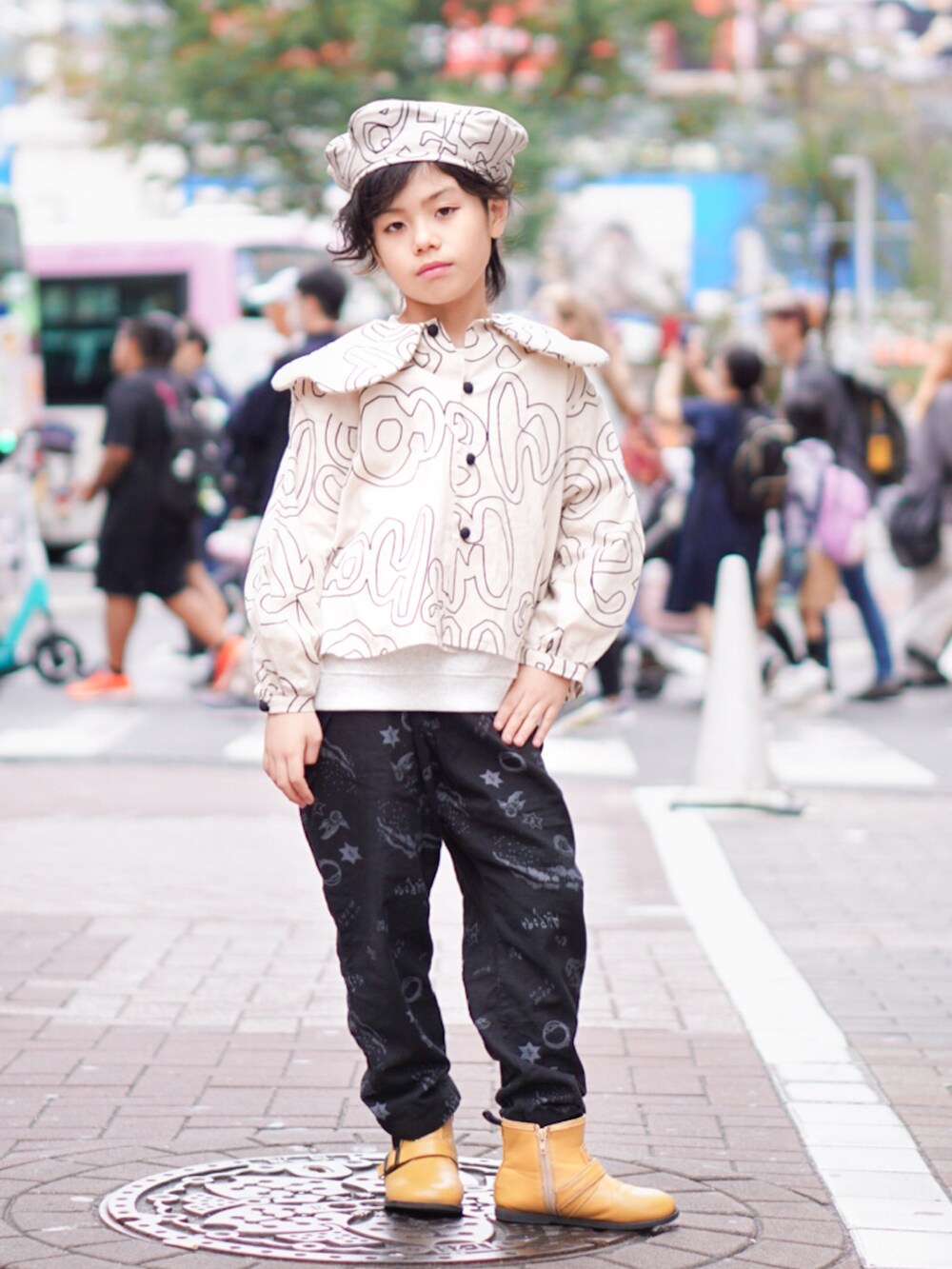 ブラック系のその他パンツ、ベージュ系のシャツ/ブラウス、ベージュ系のハンチング/ベレー帽を着用したキッズの秋コーディネートの4枚目の写真