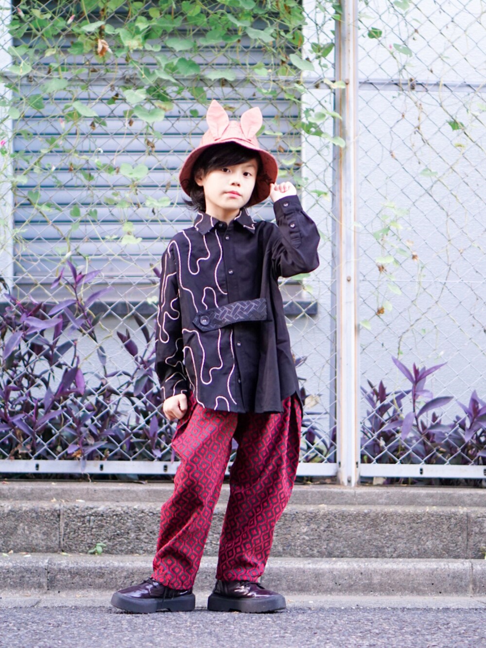 ブラック系のシャツ/ブラウス、レッド系のその他パンツ、パープル系のブーツを着用したキッズの秋コーディネートの2枚目の写真