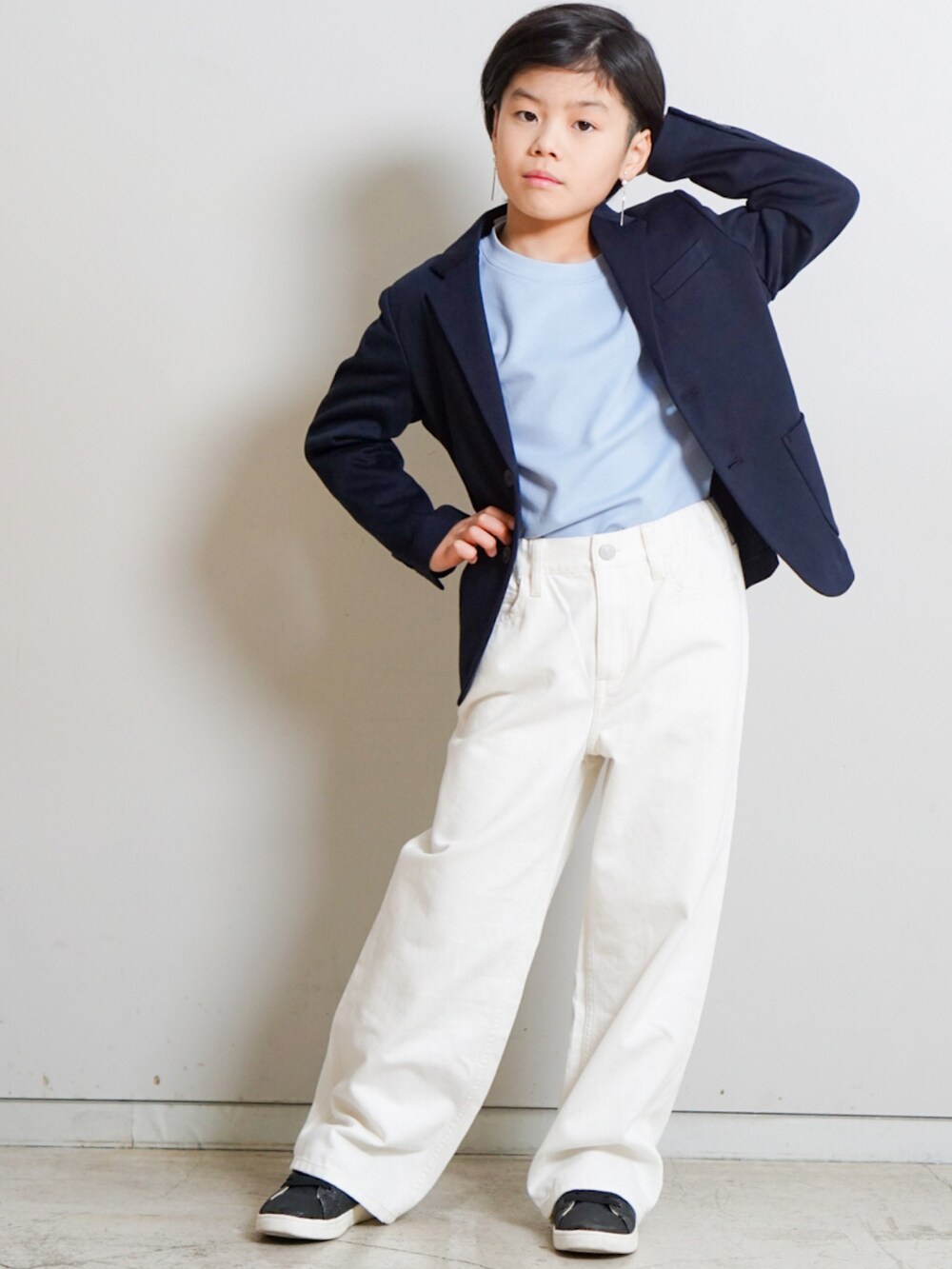 ブルー系のジャケット/アウター、ブルー系のTシャツ/カットソー、ホワイト系のパンツを着用したキッズの春コーディネートの2枚目の写真