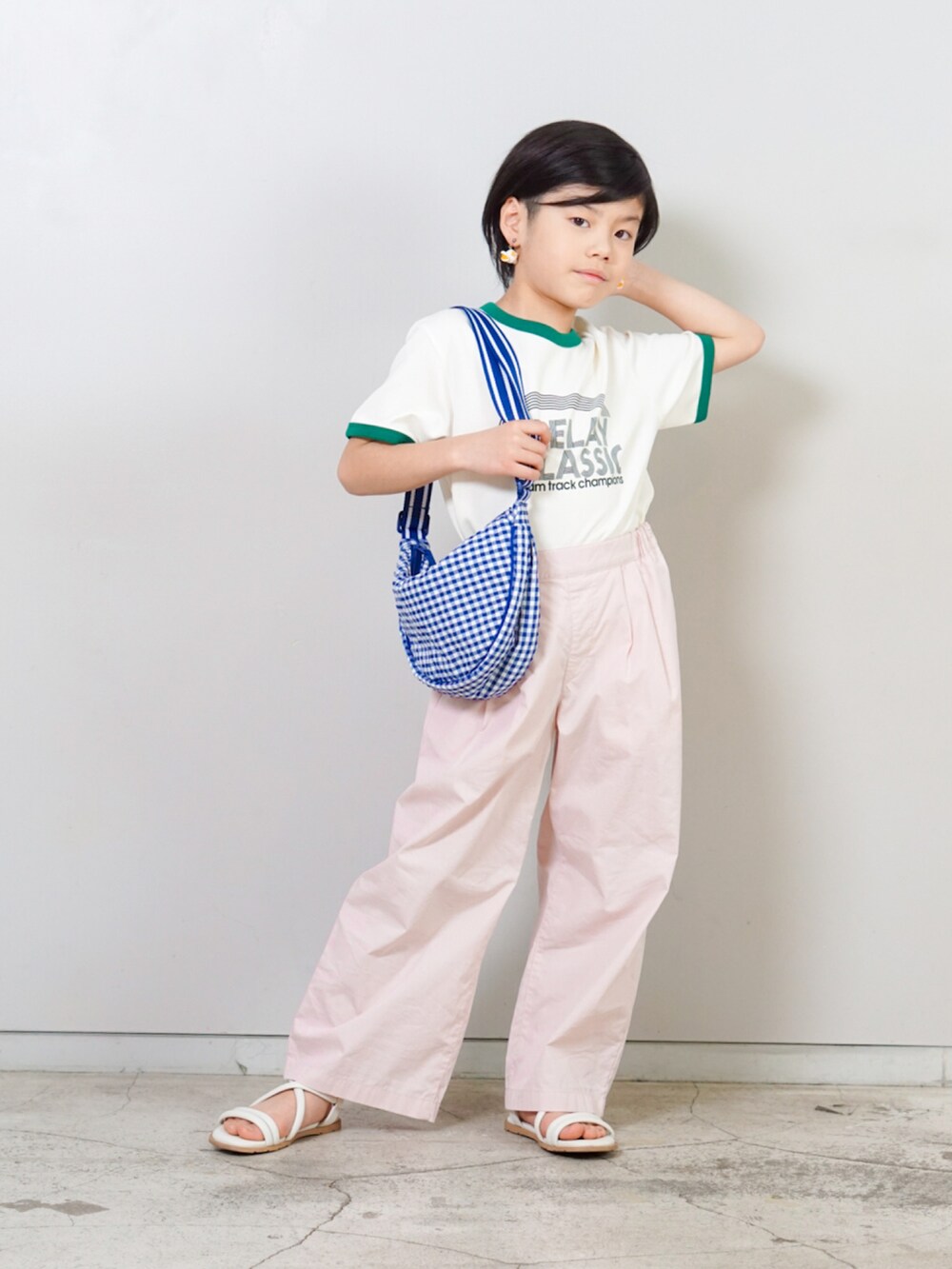 ホワイト系のTシャツ/カットソー、ブルー系のショルダーバッグ、ピンク系のパンツを着用したキッズの春コーディネートの2枚目の写真