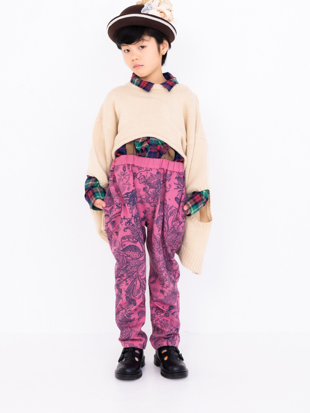 ベージュ系のニット/セーター、ピンク系のパンツ、ブラック系のローファーを着用したキッズの冬コーディネートの4枚目の写真